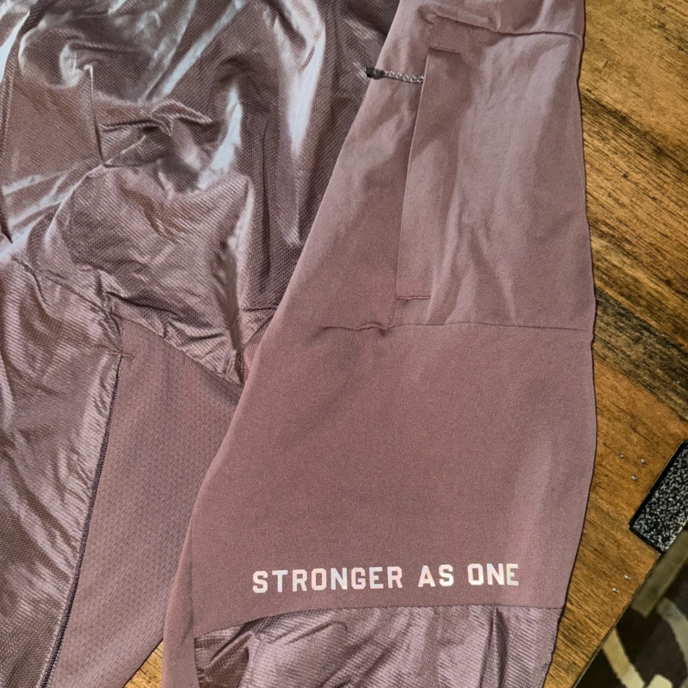 Men’s Large, Lululemon x Barry’s Fast & Free Jacket, Cherry Cola, MSRP $188 - Picture 9 of 10